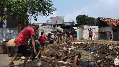 Warga RT 003 RW 04 Kelurahan Pisangan Timur, Jakarta Timur, tengah bekerja bakti membangun lapangan bulutangkis dan tenis meja di wilayah mereka/istimewa