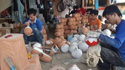 Perajin gerabah keramik di Sentra Industri Keramik Plered, Kabupaten Purwakarta, tengah mengerjakan pesanan, Senin (28/9/2020). (Ayopurwakarta/Dede Nurhasanudin)