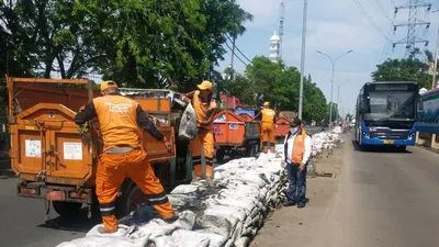 Lumpur hasil pengerukan saluran air diangkut PPSU/dok: utara.jakarta.go.id