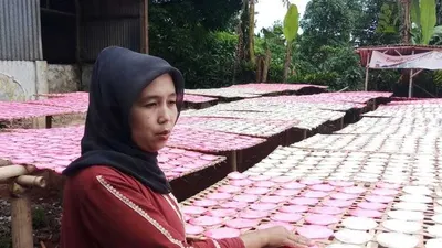 Een Nuraeni perajin kerupuk RO Desa Sempur, Plered, Purwakarta. (Ayopurwakarta/Dede Nurhasanudin)