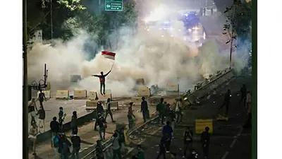 Foto viral di media sosial dari kerusuhan 25 September 2019 di sekitar Gedung DPR, Senayan, Jakarta.