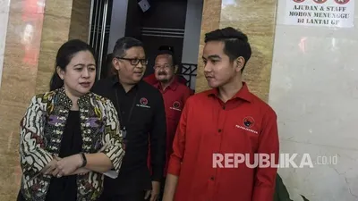 Ketua Bidang Pemerintahan, Pertahanan dan Keamanan PDI Perjuangan Puan Maharani (kiri) bersama Sekretaris Jenderal Hasto Kristiyanto (kedua kiri) dan bakal calon Wali Kota Solo Gibran Rakabuming Raka (kanan) dan Achmad Purnomo (kedua kanan) berjalan usai uji kelayakan dan kepatutan penjaringan calon Wali Kota Solo di Kantor DPP PDI Perjuangan, Menteng, Jakarta, Senin (10/2/2020).  Foto: Antara/Galih Pradipta