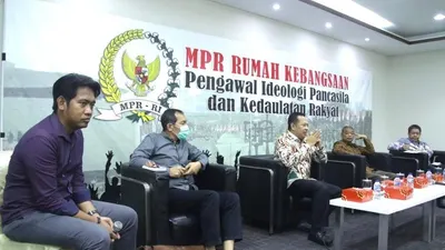 Ketua MPR RI, Bambang Soesatyo (tengah) saat mengkampanyekan gerakan social distancing di Press Room MPR RI, Senayan, Jakarta.