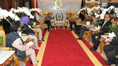 Ketua MPR, Bambang Soesatyo; Wakil Ketua MPR, Arsul Sani. dan perwakilan karyawan TVRI (Ketua MPR RI)