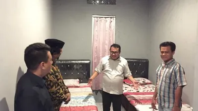 Ketua Umum SMSI Pusat, Firdaus (dua dari kanan), meninjau fasilitas penginapan Journalist Boarding School (JBS) di Krotek, Cibeber, Kota Cilegon. (Dok. SMSI Pusat)