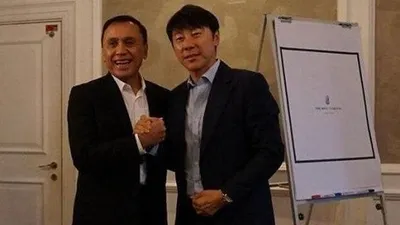 Ketua Umum PSSI, Mochamad Iriawan bersama pelatih asal Korea Selatan, Shin Tae-yong