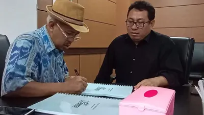 Ketua Umum SMSI, Firdaus (kanan) bertemu Anggota Dewan Pers, Ahmad Djauhar. (Dok. SMSI Pusat)