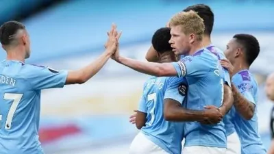 Para pemain Manchester City merayakan gol Kevin De Bruyne (tengah kanan) ke gawang Liverpool dalam lanjutan Liga Inggris di Etihad Stadium, Manchester. Dave Thompson / POOL / AFP