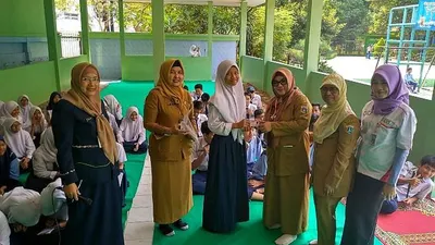 Penyerahan KIA kepada siswa SMPN 124/selatan.jakarta.go.id