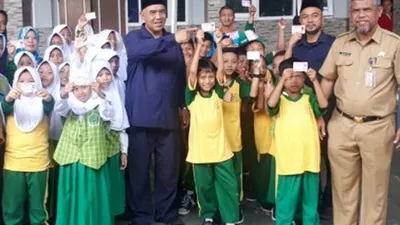 Pemberian KIA oleh Sudin Dukcapil Jakbar/barat.jakarta.go.id