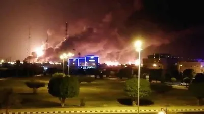 Kepulan asap terlihat dari fasilitas minyak Arab Saudi. (Video diperoleh Reuters/via Reuters)