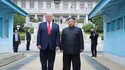 Pertemuan Presiden AS Donald J. Trump (kiri) dan pemimpin Korea Utara Kim Jong-un (kanan) di Zona Demiliterisasi Korea.  Foto: EPA