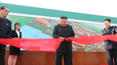 Penampilan pertama Kim Jong Un setelah sempat diberitakan meninggal dunia akibat sakit keras oleh media di Hong Kong. (KCNA)