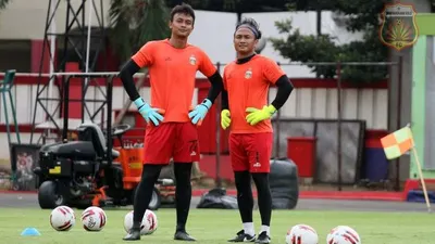 Wahyu Tri Nugroho (kanan) dan Panggih Prio Sembodho antusias dengan keputusan klub bermarkas di Stadion Manahan, Solo. (dok Bhayangkara Solo FC)