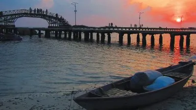Jembatan Cinta yang menghubungkan Pulau Tidung Besar dan Pulau Tidung Kecil/pesona.travel