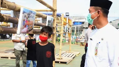 Camat Cilincing terpikat pameran foto Kelas Jurnalis Cilik. (beritajakarta)