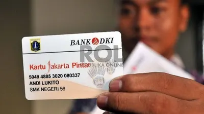 sebagai ilustrasi. Siswa menunjukkan KJP Plus / Republika