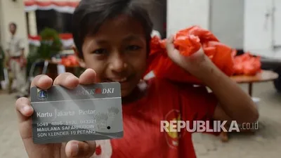 [ilustrasi] Siswa menunjukkan KJP Plus (Republika)