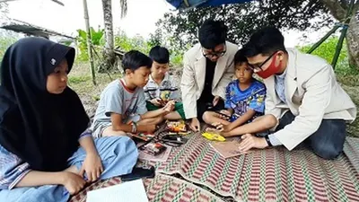 KKN Mahasiswa Fakultas Ilmu Komunikasi Uniga diisi  dengan kegiatan berbagi kuota internet kepada siswa di Kelurahan Sukamulya, Kecamatan Bungursari, Kota Tasikmalaya.(dok)