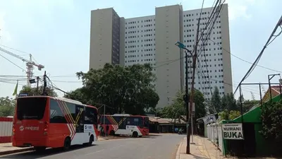Suasana di sekitar kawasan rusunami Klapa Village di Pondok Kelapa, Jakarta Timur, Kamis (25/7/2019). (ANTARA/Sugiharto Purnama)