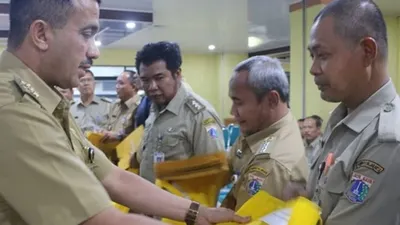 Wali Kota Anwar bersama Tim Survei Reakreditasi Klinik (timur.jakarta.go.id)