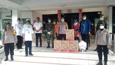 Komando Distrik Militer (Kodim) 0505 Jakarta Timur menyumbangkan 100 alat penyemprot cairan disinfektan yang langsung didistribusikan ke 65 kelurahan dan tempat-tempat ibadah. (Website Pemkot Jakarta Timur)