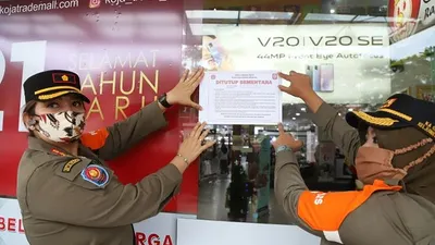 Petugas Satpol PP Kecamatan Koja menyegel Koja Trade Mall selama 1 x 24 jam/dok: utara.jakarta.go.id