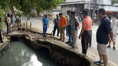 Wali Kota Jakarta Barat, Uus Kuswanto dan Wakil Wali (Wawali) Kota Yani Wahyu Purwoko saat itu meninjau langsung rencana pembuatan kolakan di Jalan Green Garden, Minggu (18/10/2020) / instagram: uuskuswanto73