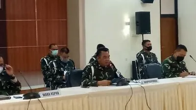 Komandan Pusat Polisi Militer Angkatan Darat (Danpuspomad) TNI Letjen TNI Dodik Widjanarko menyampaikan perkembangan terkini kasus penyerangan Polsek Ciracas, Rabu (7/10/2020). (Suara.com/Arga)