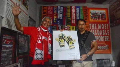 I Komang Putra menghibahkan sarung tangan saat dipakainya di final Liga Indonesia (Ligina) musim 2006 ke Museum Titik Nol Pasoepati yang dikelola Mayor Haristanto, Jumat (17/7/2020). (Ayojakarta.com/Budi Cahyono)