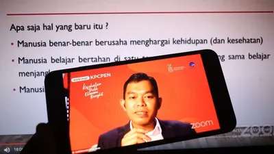Dokter Andi Khomeini Takdir Haruni, Sp, PD yang merupakan dokter penyakit dalam, saat memberikan paparan dalam Webinar KPCPEN bertema Tantangan penyintas beradaptasi dan lindungi diri dengan imunisasi di Jakarta, Rabu (11/11/2020)/ istimewa