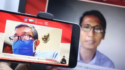 Dr. dr. Kohar Hari Santoso, SpAn., KAP., KIC (kiri) dan Wahyoe Boediwardhana (Jurnalis) menjadi pembicara dalam dialog bertema belajar dari sukses vaksin MR di Jawa Timur dan Peran Media dalam Vaksinasi di Jakarta, Selasa, 17 November 2020. (dok)