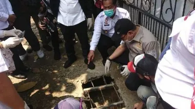 Rombongan Komisi III DPR RI meninjau lokasi pelarian napi Cai Changpan alias Antoni. Cai kabur dari Lapas Klas 1 Tangerang dengan menggali terowongan, Rabu (23/9/2020). [Suara.com/Irfan Maulana]
