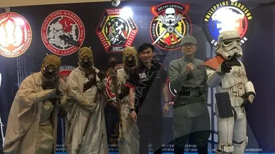 Ricky Sucitra (tengah) bersama para anggota 501st Legion Garuda Garrison Indonesia di Jakarta/Ayojakarta.com