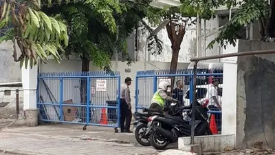 Kantor komunitas ARK Qahal Family didatangi polisi, Senin (27/4/2020). (Suara.com/Bagaskara Isdiansyah)