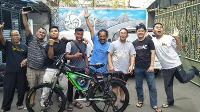 Para anggota komunitas Wild Rabbits berpose di depan markas mereka, Jalan Duri Selatan 3 Gang II 7F, RT2 RW2 Kelurahan Duri Selatan, Tambora, Jakarta Barat. Ketiga dari kanan adalah Tjahyadi Kartono yang menggagas berdirinya komunitas ini/Ayojakarta.com