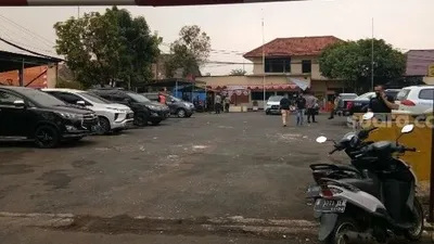 Kondisi terkini Polsek Ciracas usai diserang sekelompok orang, Sabtu (29/8/2020). [Suara.com/Adie Prasetyo Nugraha]