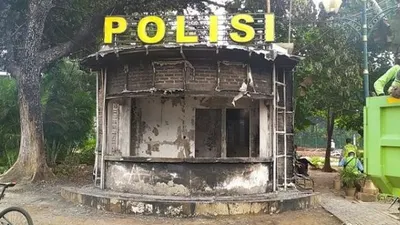Kondisi terkini pos polisi di kawasan Patung Kuda yang dibakar saat demo tolak Omnibus Law, Kamis kemarin. (Suara.com/Stephanus Aranditio)