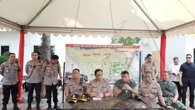 Kapolda Metro Jaya Irjen Polisi Gatot Eddy Pramono (dua dari kiri) memberikan keterangan pers bersama Pangdam Jaya Mayjen TNI Eko Margiyono di kawasan Monas, Jakarta Pusat. (Ayojakarta.com/Aprilia Rahapit)
