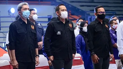 Benninnu Argoebi (tengah) kembali pimpin KONI Kota Bogor. (dok)