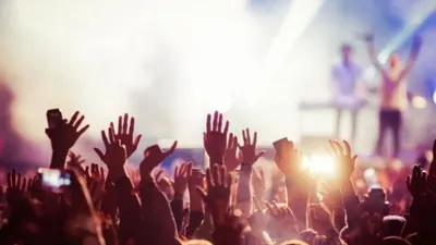 Ilustrasi menonton konser. (Shutterstock)