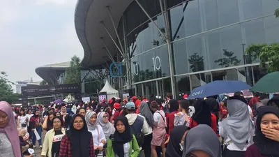 Suasana antrean penggemar EXO jelang konser sore ini di Indonesia Convention Exhibition (ICE) BSD, Tangerang, Banten.  (Ayojakarta.com/Istihanah Soejoethi)