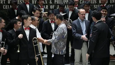 Momen di tengah Konser Mini Orkestra oleh Max & Phillip dan Canisius Wind Ensemble di Balaikota untuk mengakhiri perayaan 25 Tahun Sister City Jakarta-Berlin. (Facebook Anies Baswedan)