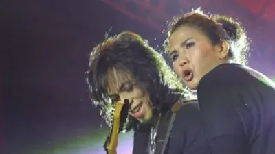 Penyangi rock wanita ternama, Nicky Astria (kanan), saat tampil di Tengarong dalam acara Kukar Rockin' Womans Day, di halaman Kantor Bupati Kukar, Senin (11/11) malam. (Hayru Abdi/ANTARA Kaltim)