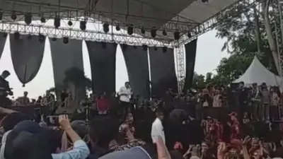 tangkap layar keramaian saat si Raja Dangdut Rhoma Irama tampil di acara hajatan keluarga Surya Atmadja di Kampung Cisalak Cibunian Kecamatan Pamijahan Kabupaten Bogor, Minggu (28/6/2020). instagram: @nurulmuthiaaa