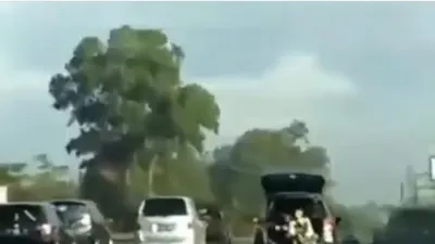 Video viral di media sosial yang memperlihatkan pengambilan  video dengan membuka pintu belakang saat melaju di jalan tol. (dok)