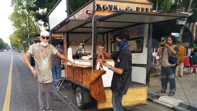 Habib Hasan Mulachela, salah satu pemilik kopi lokal Kota Solo saat berbagi dalma aksi sosial lawan Covid-19 di Kota Solo, Jawa Tengah, Minggu (19/4/2020). (Ayojakarta.com/Budi Cahyono)