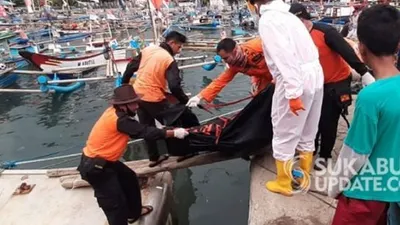 Tim SAR gabungan saat mengevakuasi jenazah Ebi Nugraha. Pemuda Sukaraja korban tenggelam di Pantai Karanghawu ini ditemukan pada hari ketiga pencarian, Senin (15/6/2020). [Foto: Sukabumiupdate.com]