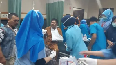 Korban selamat kecelakaan beruntun di Tol Cipularang KM 91, Kabupaten Purwakarta, sedang mendapat penanganan medis di RSU MH Thamrin Purwakarta, Senin (2/9).  (republika)