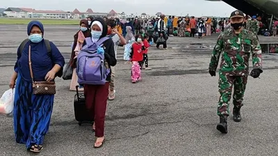 Para pengungsi korban gempa Mamuju, Sulawesi Barat, saat tiba di Lanud Adi Soemarmo menggunakan pesawat Hercules C-130 A-1330, sekitar pukul 10.30 WIB. (dok Pentak Lanud Adi Soemarmo)